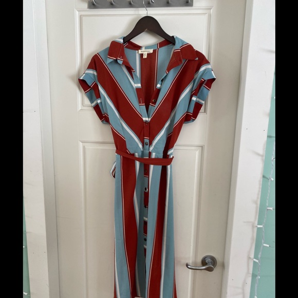 Monteau Dresses & Skirts - Vintage inspired cap sleeve, buttoned full placket